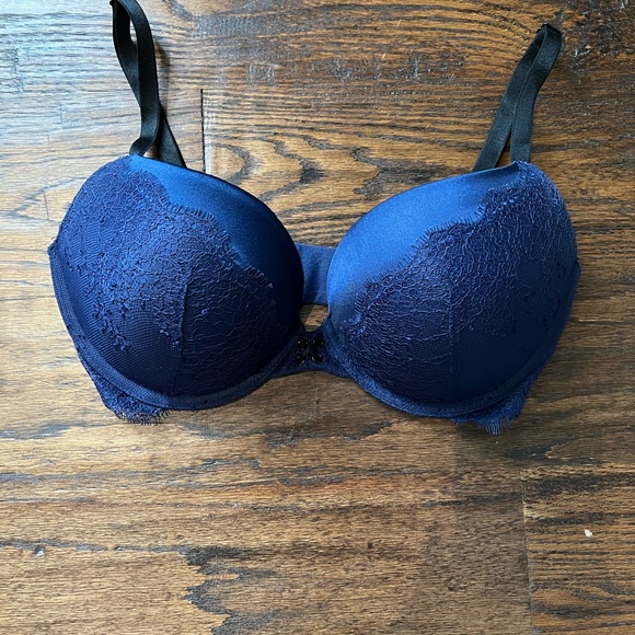 2 Victoria’s Secret Push-up Bra’s, 32DD - Picture 9 of 15